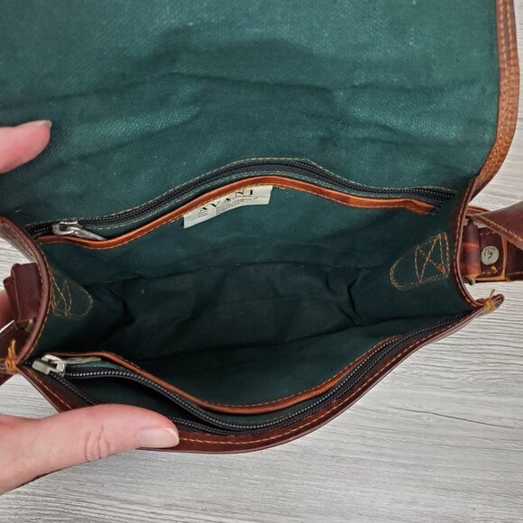 Vintage Avani leather mini messenger style crossbody - Picture 4 of 10